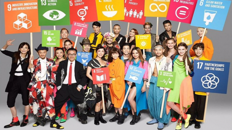 Photo: UNIC Tokyo A group of Japanese artists hold up SDG signs